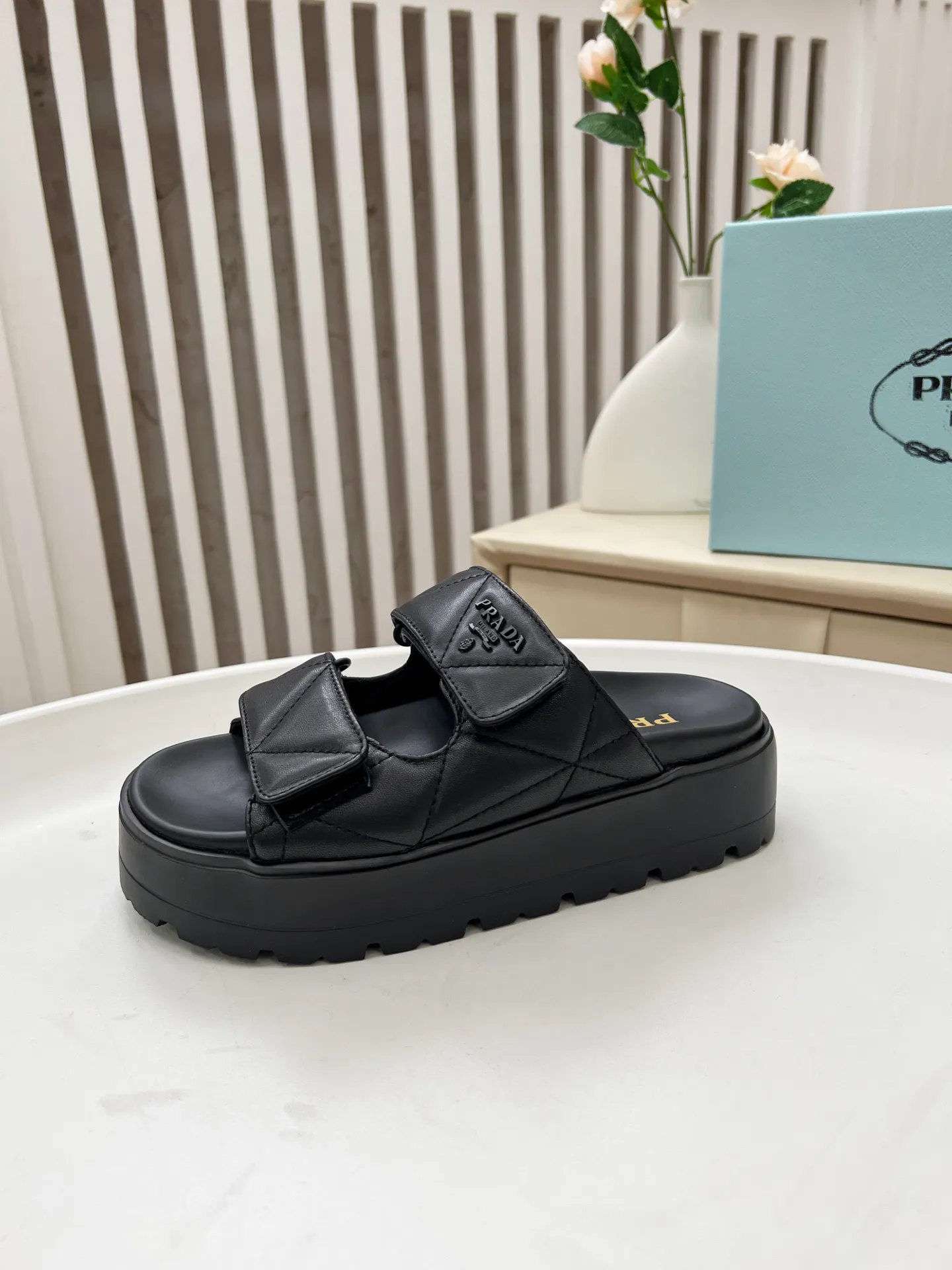 👟👟Ex-factory price 440👟👟 Prada/Prada 25ss summer new couple's beach thick-soled Birkenstock sandals. This shoe style is really a classic design that will not go out of style and is in line with everyone's current pursuit of comfortable and healthy wearing concepts. It is regarded by many domestic and foreign celebrities and fashionistas as an important choice for daily slippers. ✔Upper: imported super soft sheepskin ✔Inner lining: imported sheepskin ✔Hardware: Original molded split hardware ✔Outsole: Ultra-light, wear-resistant and non-slip foam sole ✔Number of yards: 35~40 (custom-made 40 pieces are non-refundable)